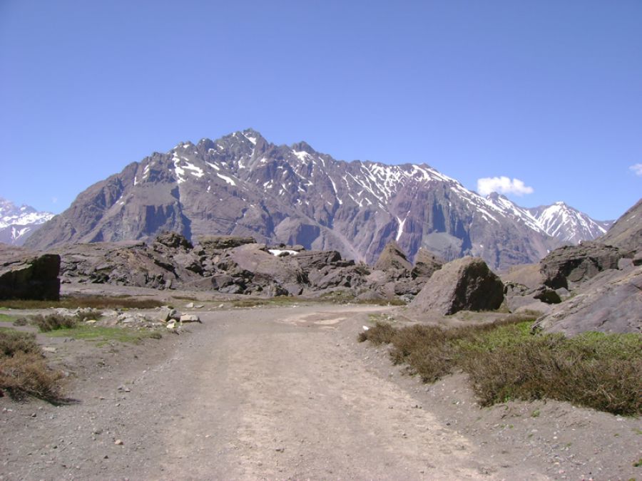 The Valley of the Sands is at the end of the Maipo caisson, very close to the border with Argentina. It is located at 2500 meters above sea level and is surrounded by mountains San Jose de Maipo, CHILE
