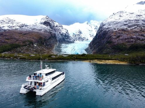 MOUNTAIN FJORD NAVIGATION. , CHILE