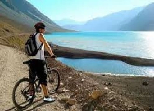 THE ANDES IN MOUNTAIN BIKE. RESERVOIR DEL YESO, 