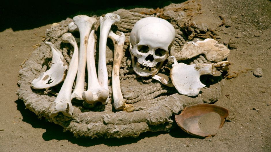 CHAUCHILLA CEMETERY GOLD AND CERAMIC ARTISAN PROCESS, Nazca, PERU