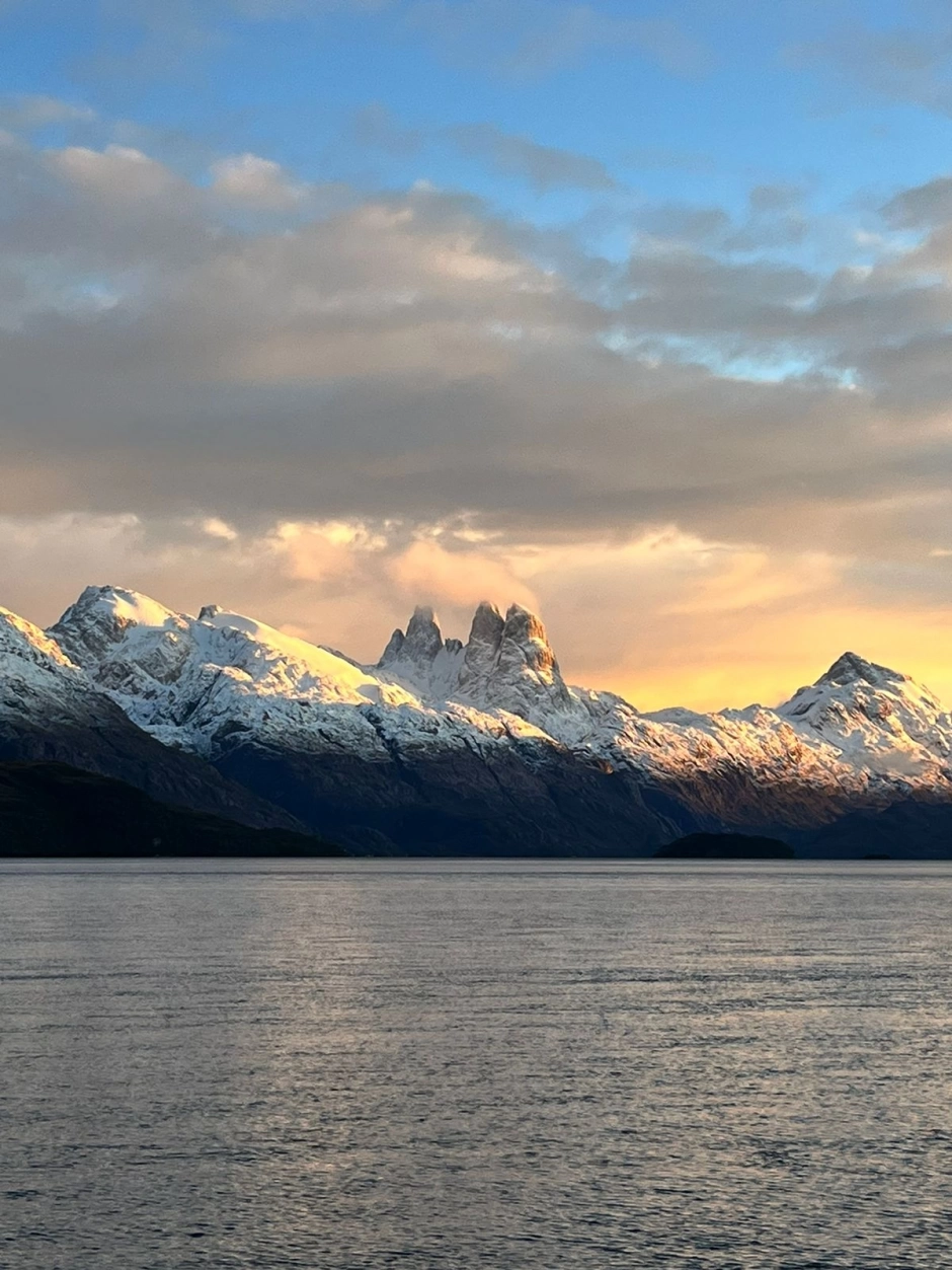 MOUNTAIN FJORD NAVIGATION, Puerto Natales, CHILE